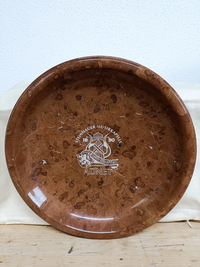 Teller aus Adneter Marmor mit einer Gravur von Brunauer MSG