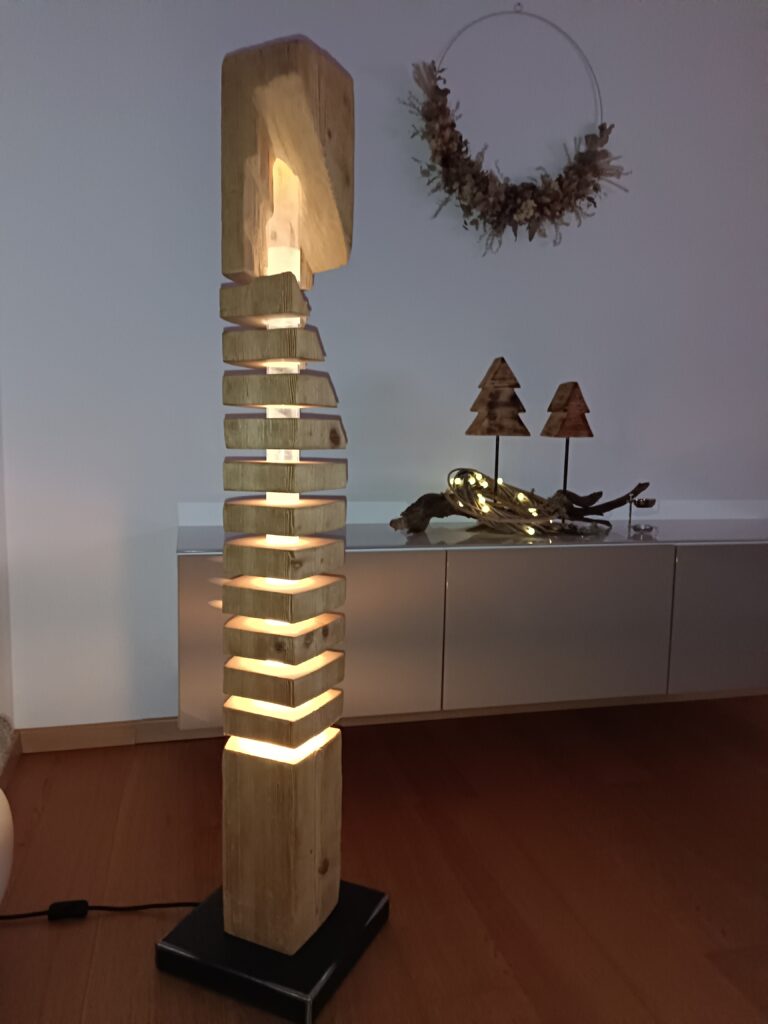 Wunderschöne Stehlampe aus Holz, welche aus einem ausgehöhlten und geschlitzten Holzblock gebaut wurde.